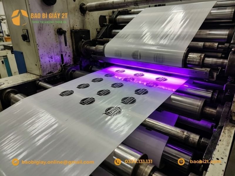 quy trình chạy giấy Glassine qua dàn sấy đèn UV